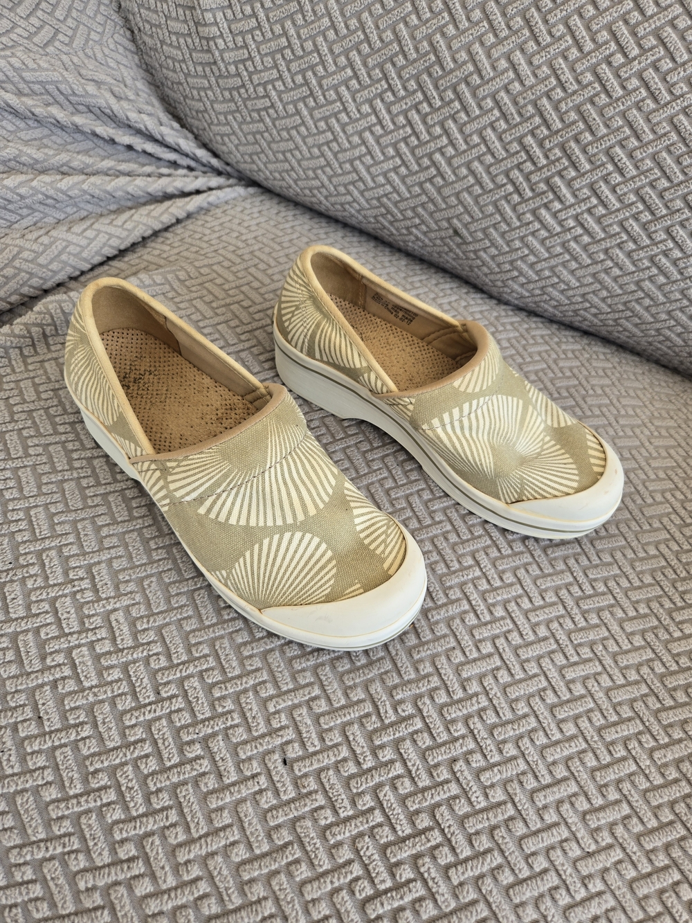 Slip-On Women's Canvas Slippers in Beige Shell Pattern